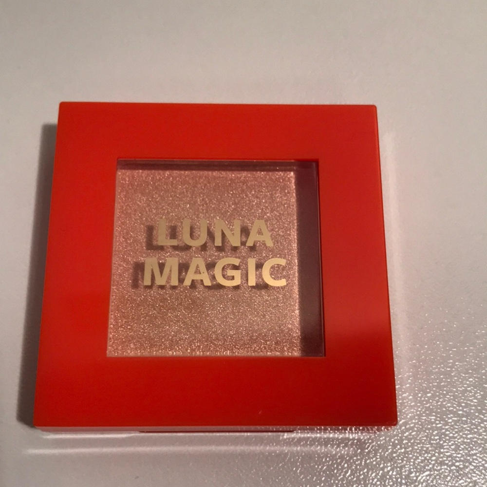 Luna Magic Compact Highlighter in Tulum NEW